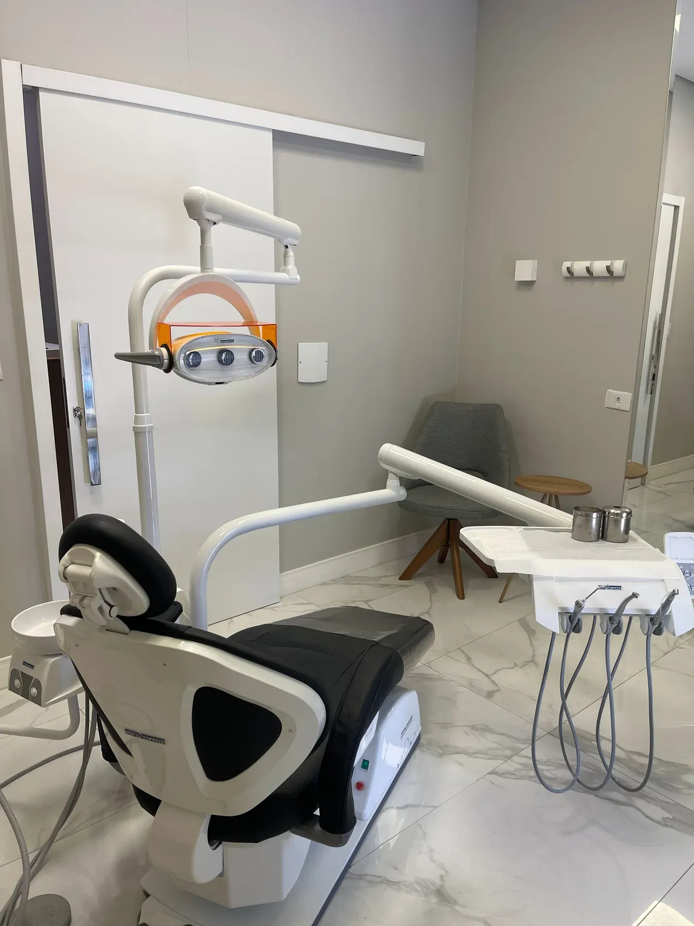 Consultório da Lumina Corrêa com cadeira odontológica, refletor e equipamentos de atendimento