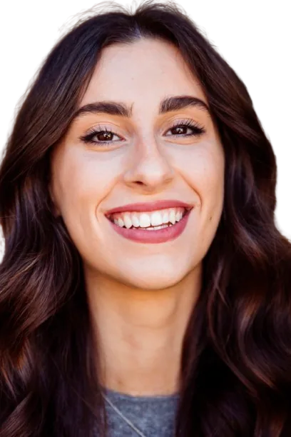 Mulher de cabelos escuros sorrindo, com os dentes visíveis